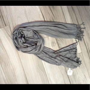 Pashmina-style gray scarf. Scarf with tassel ends